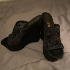 Women’s black wedges